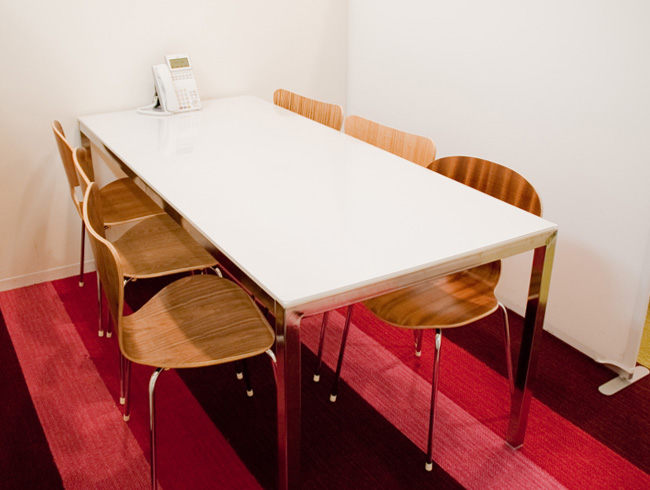 会議室は、床にカラフルさを出し、創造性を刺激するデザイン