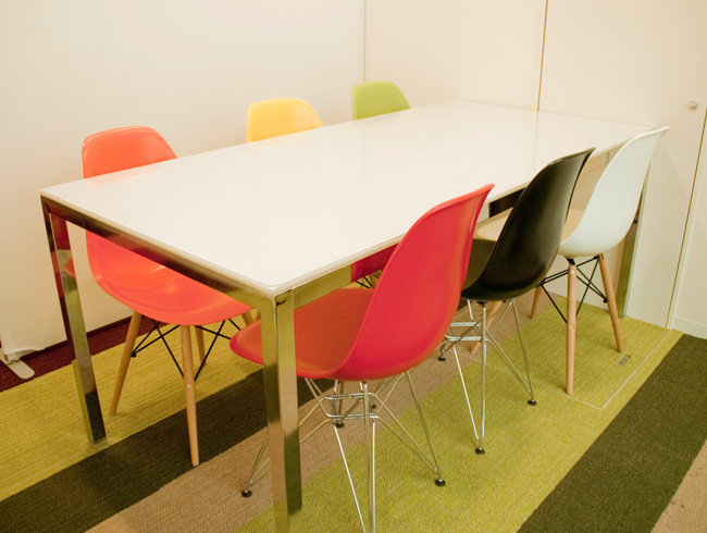 会議室は、色違いの椅子にカラフルさを出し、創造性を刺激するデザイン